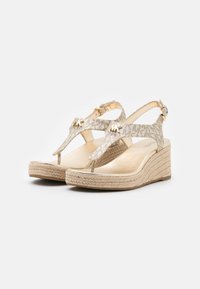 Sandali con zeppa, suola in juta intrecciata, dettagli metallici oro, e cinturini in tessuto leggero con un motivo sottile e fibbia alla caviglia regolabile.