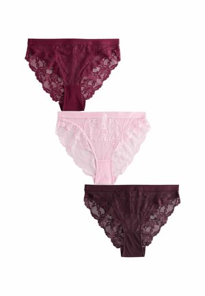 Set aus drei Paar Spitzenpanties in dunklem Burgundy, hellem Pink und mittelpink, mit floralem Muster und gewellten Kanten.