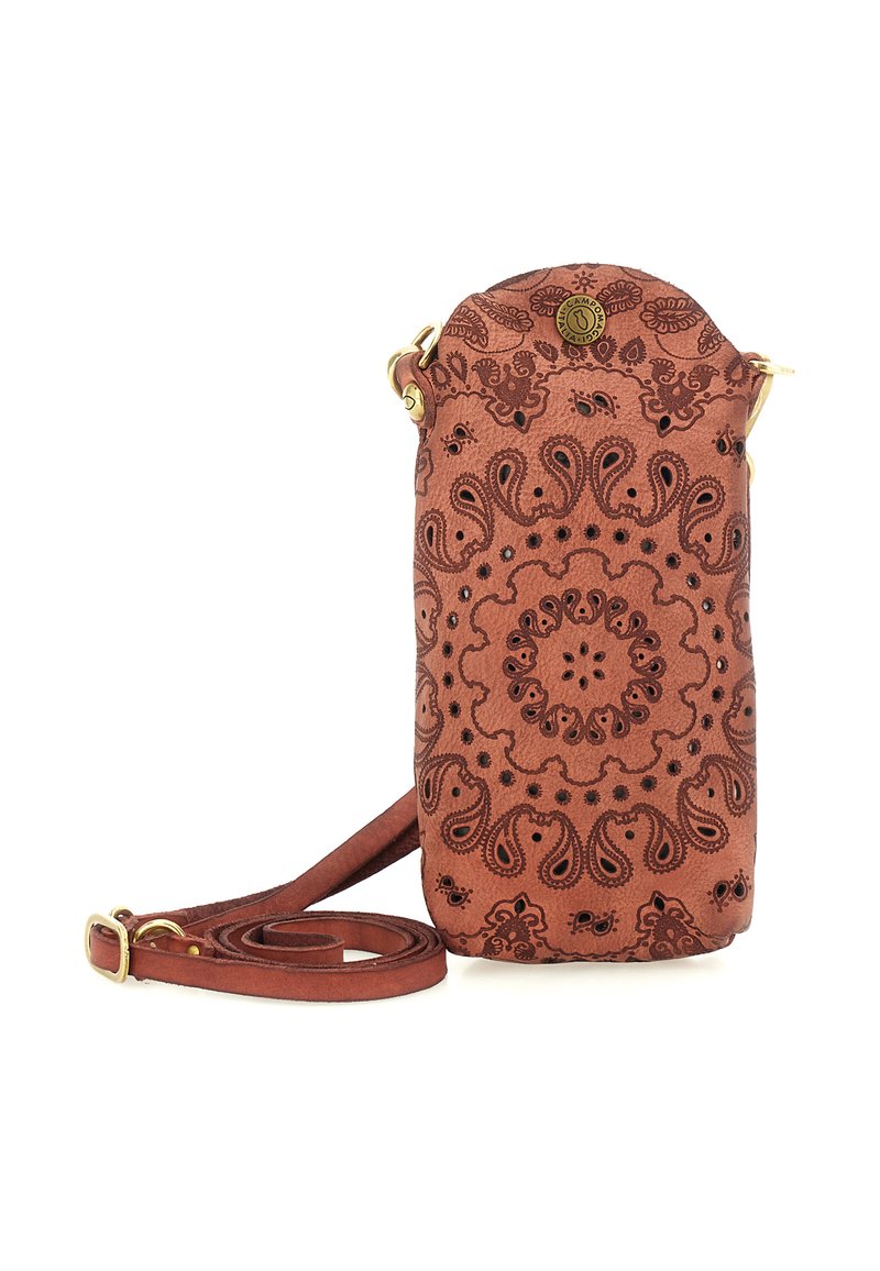Borsa a tracolla in pelle marrone con motivo floreale e paisley incisi, fibbia dorata e emblema del marchio sulla patta superiore.