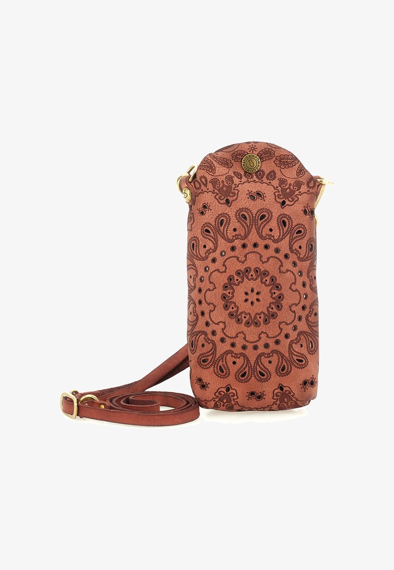 Borsa a tracolla in pelle marrone con motivo floreale e paisley incisi, fibbia dorata e emblema del marchio sulla patta superiore.