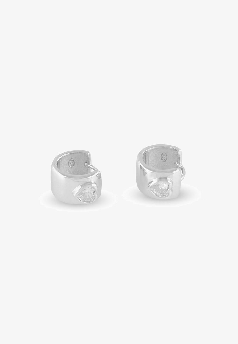 Paire de boucles d'oreilles créoles en argent avec une pierre précieuse claire en forme de cœur montée sur la surface extérieure de chaque créole.