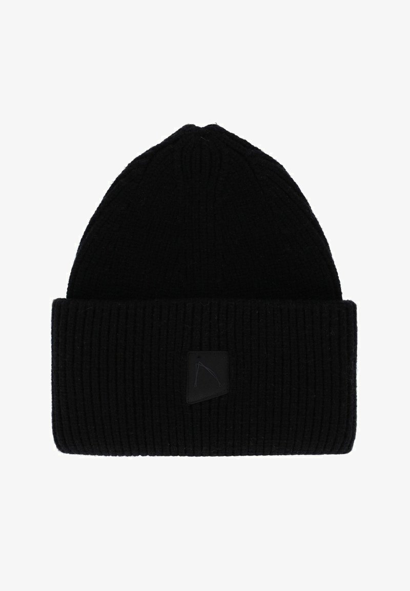 Căciulă tricotată neagră cu o textură în relief, având un mansetă solidă pliabilă și un mic patch logo negru în față.