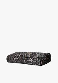 Borsa clutch con stampa leopardata realizzata in materiale testurizzato, caratterizzata da una forma rettangolare con un dettaglio in metallo color oro e un design elegante.