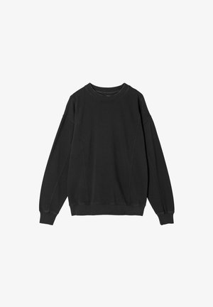 Schwarzes Basic-Sweatshirt mit Rundhalsausschnitt, langen Ärmeln und gerippten Bündchen und Saum, flach auf weißem Hintergrund präsentiert.