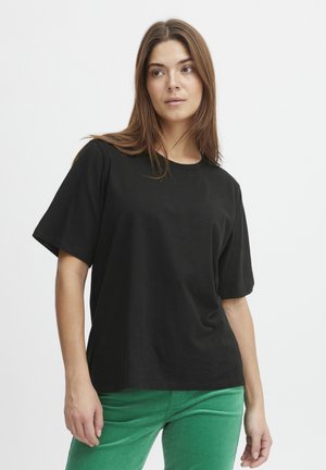 Czarny t-shirt z krótkim rękawem w luźnym fasonie, wykonany z miękkiej bawełny. Prosty wzór z okrągłym dekoltem i bez widocznych ozdób.
