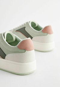 Next FOREVER COMFORT PANELLED RETRO - REGULAR FIT - Tenisice - green
