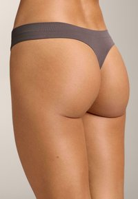 Sive tangice iz gladkega, raztegljivega materiala. Imajo tanek pas in minimalno pokritost, oblikovane za neviden oprijem.