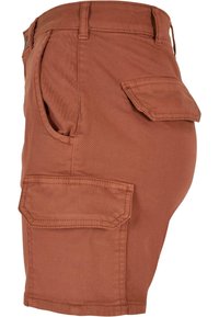 Shorts cargo en tissu couleur rouille, avec poches latérales et poches à rabat à l'arrière, texture lisse et coupe ajustée.
