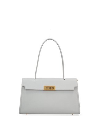 Sac à main en cuir gris clair avec une poignée supérieure unique et un fermoir à tour rectangulaire doré sur le rabat avant.