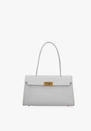 Hellgraue Lederhandtasche mit einem einzelnen oberen Griff und einem rechteckigen goldfarbenen Drehverschluss an der vorderen Klappe.