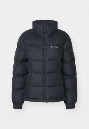 Czarna kurtka puchowa z wysokim kołnierzem, pikowanym wzorem, zapięciem na zamek błyskawiczny i bocznymi kieszeniami. Posiada elastyczne mankiety oraz logo na klatce piersiowej.