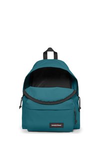 Mochila verde azulado con parte superior redondeada, compartimento principal con abertura, forro negro, cierre con cordón y bolsillo frontal con cremallera que muestra un logotipo.