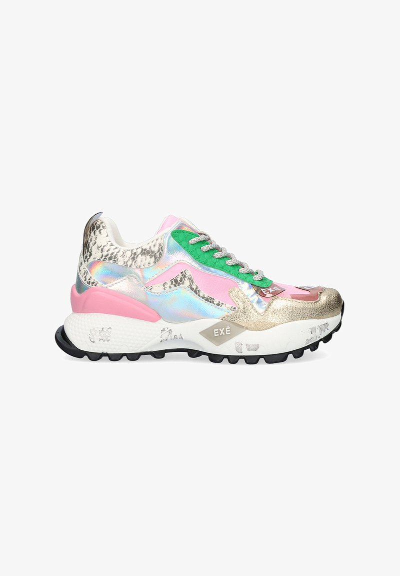 Zapatillas multicolores con material iridiscente, acentos metálicos dorados, detalles en rosa y verde, y una suela negra texturizada para mayor agarre.