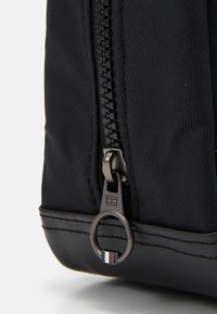 Tommy Hilfiger TEXTURE BLOCK WASHBAG UNISEX - Vrecko na pranie - black