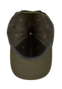 Olive zeleno klobuk s ravno vizirjem, teksturirano blago, zračnimi luknjami in črnim notranjim panelom. Zadrga na hrbtni strani.