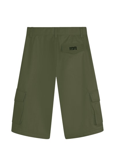 Shorts cargo verts olive longueur genou avec plusieurs poches à rabat et un logo "Kenzo Paris" sur la poche arrière droite.