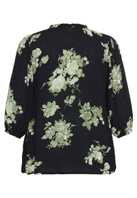 Zwarte bloemenblouse met groene rozenpatronen, lichtgewicht stof, losse pasvorm en ballonsmouwen; heeft een gerimpelde halslijn aan de achterkant.