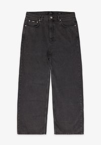 Jeans de mezclilla negra de pierna ancha con cintura alta, cinco bolsillos y herrajes plateados. Textura suave con un desvanecimiento mínimo y detalles de costura.