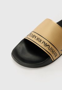 EA7 Emporio Armani WATER SPORTS UNISEX - Strandpapucsok és -szandálok - black/gold
