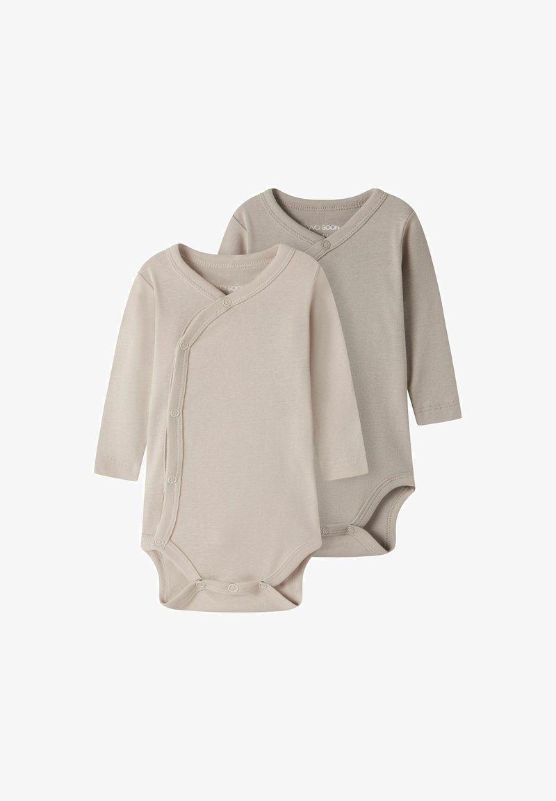 To baby langærmede bodystockings i lys beige og taupe med en crossover-halsudskæring og trykknapper i bunden. Blødt bomuldsmateriale.