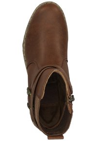 Brązowe botki za kostkę z sztucznej skóry, o okrągłym nosku, z bocznym zamkiem błyskawicznym i dekoracyjnym detalem w postaci klamry. Miękka, teksturowana podszewka oraz wzorzysta podeszwa.