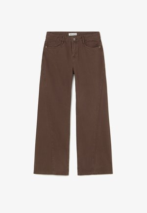 Jeans de pierna ancha marrones con cierre de botón delantero, trabillas para cinturón y bolsillos delanteros y traseros, dispuestos sobre un fondo blanco.