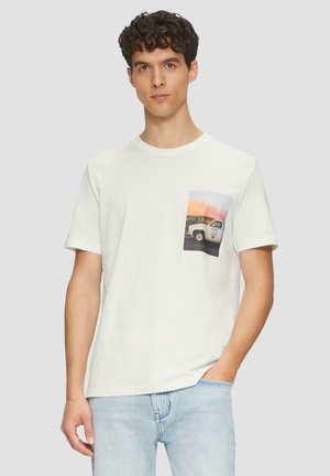 Witte katoenen T-shirt met een ronde hals en korte mouwen. Heeft een zakprint van een vrachtwagen tegen een achtergrond van een zonsondergang.