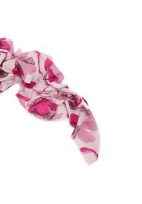 Sciarpa leggera con motivo floreale in tonalità di rosa su sfondo bianco, con bordi frangiati e una texture morbida.
