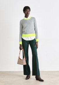 COACH SIGNATURE JULIET SHOULDER BAG - Käekott - cocoa/burnished amber