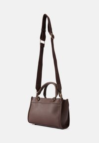 Hnedá, hladká kabelka z umelého kože s dvoma krátkymi uchami a nastaviteľným popruhom. Obsahuje zlaté kovanie a má pevný dizajn.