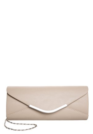 Beige Leder-Clutch mit gebogenem silbernem Metallakzent und abnehmbarem silbernem Kettenriemen vor weißem Hintergrund.