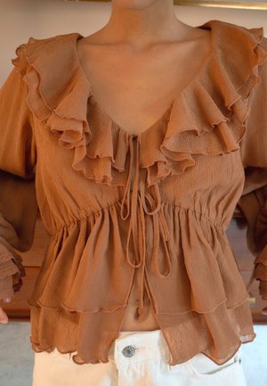 NA-KD RUFFLE LONG SLEEVE - Blus - caramel