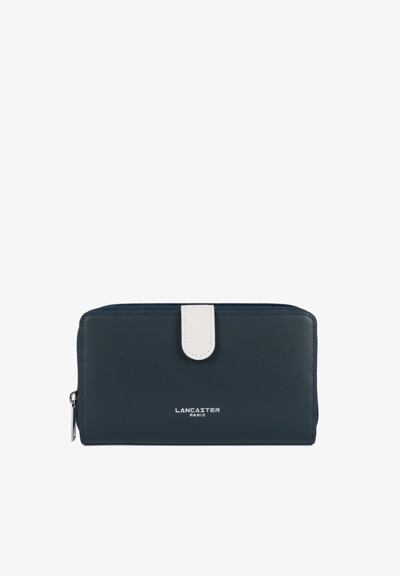 Portefeuille rectangulaire bleu foncé avec fermeture éclair, bouton-pression blanc et logo "Lancaster Paris" sur le devant.