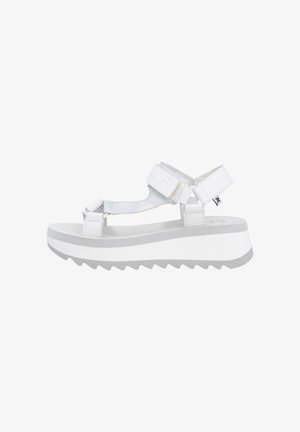 Sandales blanches à plateforme avec des sangles ajustables, présentant un dessus texturé, une semelle épaisse et striée, ainsi que des accents de design minimalistes.