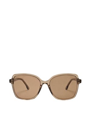 Quadratische Sonnenbrille mit hellbraunen, durchsichtigen Rahmen und passenden braunen getönten Gläsern auf weißem Hintergrund.