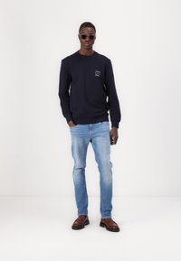 Tommy Hilfiger STACK - Sudadera - desert sky