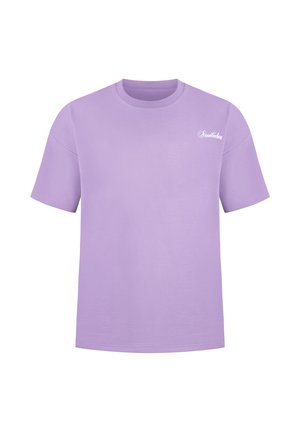 Lavendel kortærmet T-shirt med rund halsudskæring og lille hvid "Smileodow" tekst på venstre bryst.
