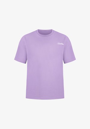 Lavendel kortærmet T-shirt med rund halsudskæring og lille hvid "Smileodow" tekst på venstre bryst.