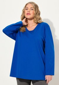 Ulla Popken GROSSE GRÖSSEN BASIC-V LANGARM  - Langarmshirt - royal blue