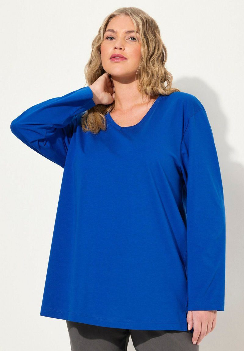 Ulla Popken GROSSE GRÖSSEN BASIC-V LANGARM  - Langarmshirt - royal blue