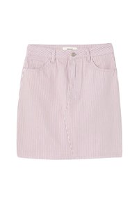 Jupe en denim rayée rose clair et blanche, avec un design à cinq poches, fermeture à bouton sur le devant et détails de couture.