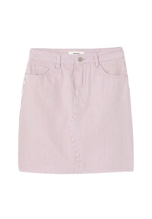 Jupe en denim rayée rose clair et blanche, avec un design à cinq poches, fermeture à bouton sur le devant et détails de couture.