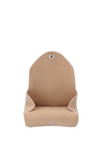 Petit sac en daim beige avec rabat ouvert sécurisé par un bouton-pression métallique, montrant un intérieur doux et des bords arrondis.