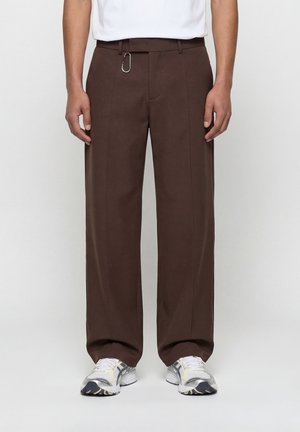 - Spodnie materiałowe