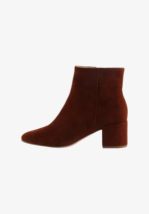 Braune Wildleder-Ankle Boots mit spitzem Zehen, mittelhohem Blockabsatz und glatter Textur. Verfügt über einen eleganten seitlichen Reißverschluss für ein einfaches An- und Ausziehen.