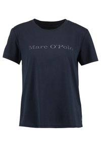 Námořnická modrá bavlněná tričko s krátkým rukávem a kulatým výstřihem. Na hrudi je vyšitý logo "Marc O'Polo" v světlejší nití.