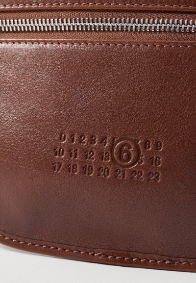 MM6 Maison Margiela FLAT SADDLE MINI BAG UNISEX - Borsa a tracolla - root brown