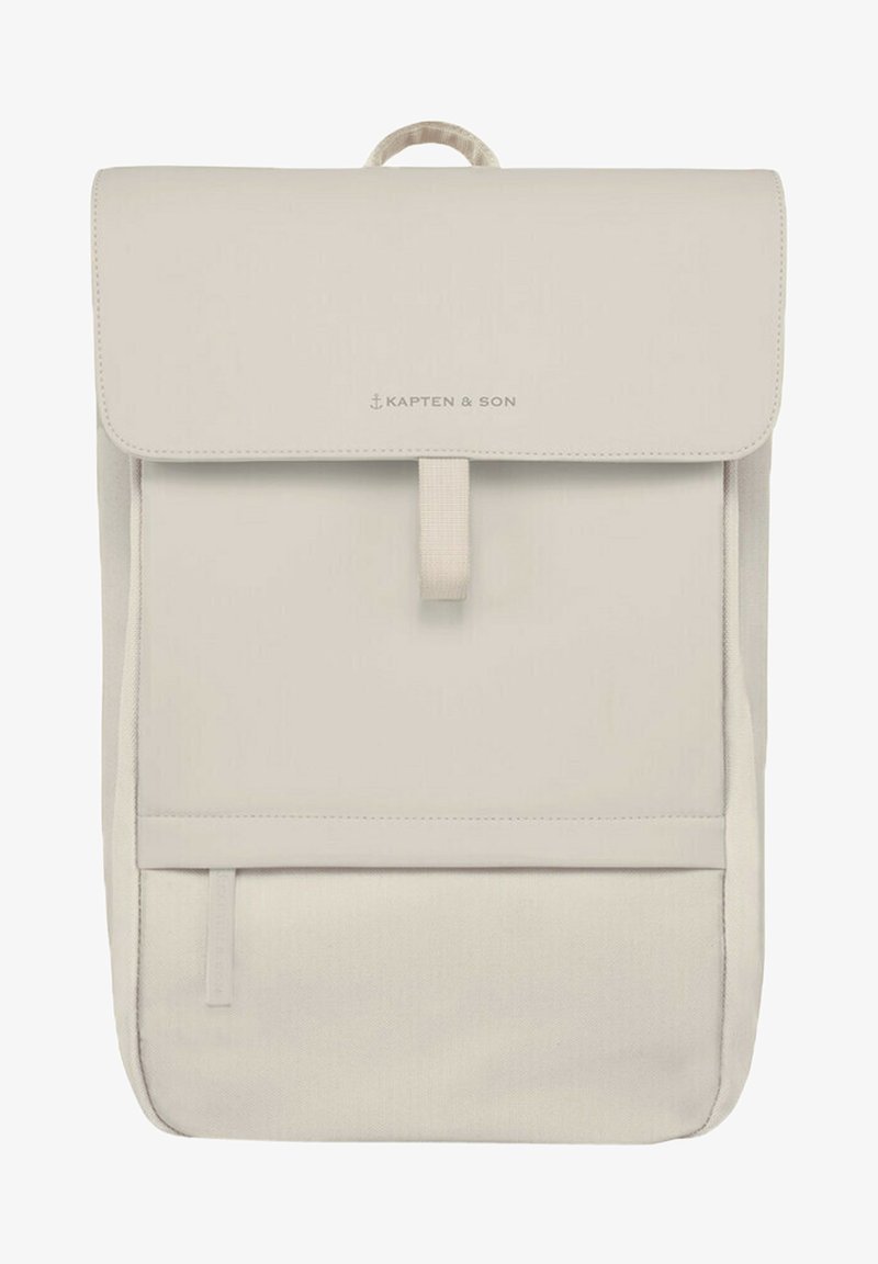 Sac à dos beige avec un rabat, en tissu, poche zippée à l'avant et logo de la marque "KAPTEN & SON" discret sur le rabat.