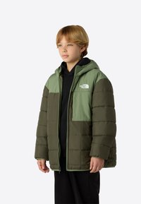 Két tónusú zöld, bélelt kapucnis dzseki cipzáras záródással, rugalmas mandzsettákkal és logóval díszített mellzsebbel. Puha tapintású.