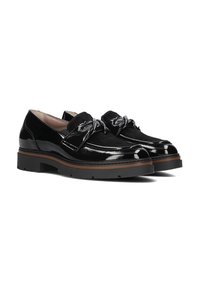Zwarte gepatenteerde leren loafers met een gestructureerd zwart bovenwerk, ronde neus en chunky bruine zool. Voorzien van een decoratieve strik aan de voorkant.